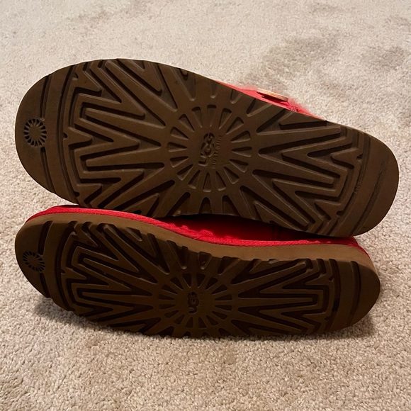 Mini Bailey Button Uggs - Picture 4 of 4